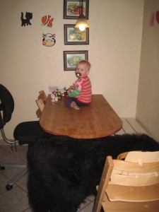 Man vender ryggen til hende to sekunder...