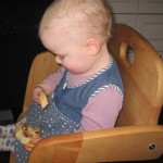 Karen får kanelsnegle i køkkenet