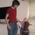 Karen gynger og griner