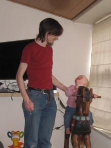 Karen gynger og griner