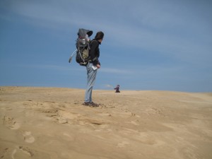 Ellen leger med sand