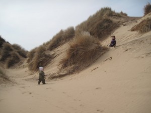 Ellen og Karen leger