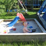 Karen hygger sig i skyggen