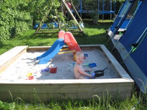 Karen hygger sig i skyggen