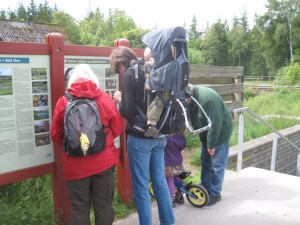 Familien nærstuderer kortet inden turen