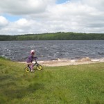 Ellen kigger på bølgerne