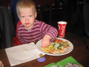 Hvorfor er det hun skærer ansigter så snart hun ser et kamera?