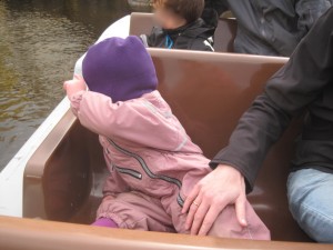 Karen ser på noget spændende