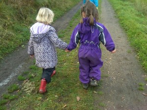 Ellen og Ann-Kathrine til julefrokost hos farmor og farfar