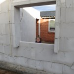 Ellen kigger ud af vinduet i sit nye værelse