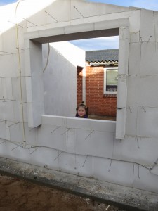 Ellen kigger ud af vinduet i sit nye værelse