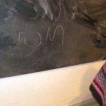 Ellen øver sig inden hun skal i skole :)
