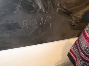 Ellen øver sig inden hun skal i skole :)