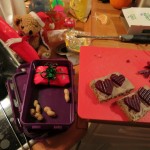 Julle smører madpakke