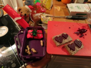 Julle smører madpakke