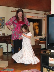 Ellen tjekker om kjolen nu også kan stritte