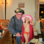 Morfar skal også prøve klæd-ud-tøjet