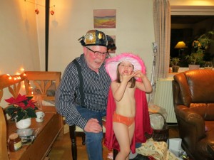 Morfar skal også prøve klæd-ud-tøjet