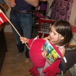 Ellen synger og vifter med flaget