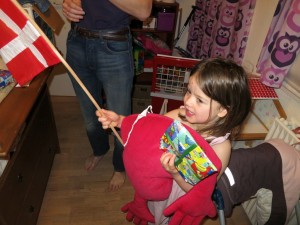 Ellen synger og vifter med flaget