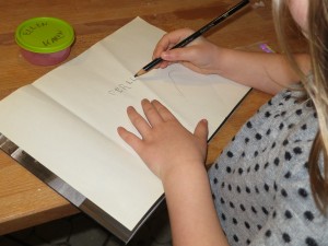 Ellen staver og skriver