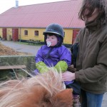 Karen fik lov til at prøve at sidde på ponyen