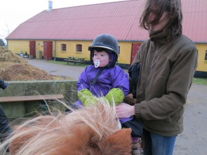 Karen fik lov til at prøve at sidde på ponyen