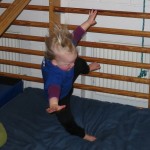 Og ned. (Hun kravler op i toppen og kaster sig selv ud - hun elsker det.)