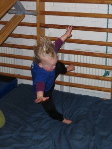 Og ned. (Hun kravler op i toppen og kaster sig selv ud - hun elsker det.)