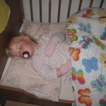 På plads i sengen igen - hun er altså tung at flytte, når hun sover!