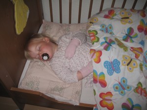 På plads i sengen igen - hun er altså tung at flytte, når hun sover!