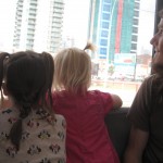 Det er spændende at se højhuse fra toget