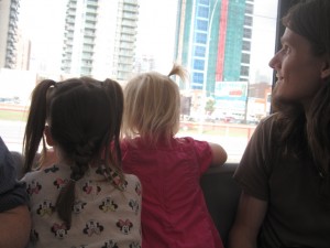 Det er spændende at se højhuse fra toget