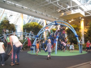 Indendørs legeplads i Devonian Gardens