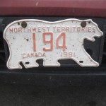 Der er ikke så mange biler i Northwest Territories - men de har fede nummerplader!