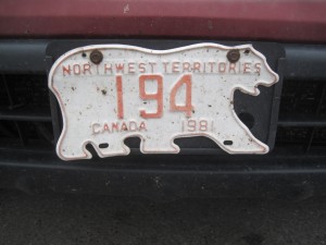 Der er ikke så mange biler i Northwest Territories - men de har fede nummerplader!