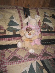 Sengen var fint redt og bamserne sad og hyggede sig