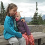 Puttende piger ved Logan Pass (2026 moh)