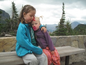 Puttende piger ved Logan Pass (2026 moh)