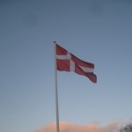 Vores flag (og pletter på linsen)